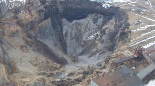 oras din rusia inghitit de cratere imense aparute inexplicabil video