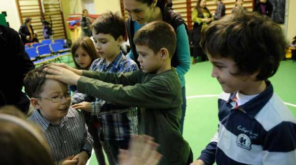 copiii autisti intra in lumea normala ei invata impreuna cu elevii normali si acest lucru ii imbogateste pe toti