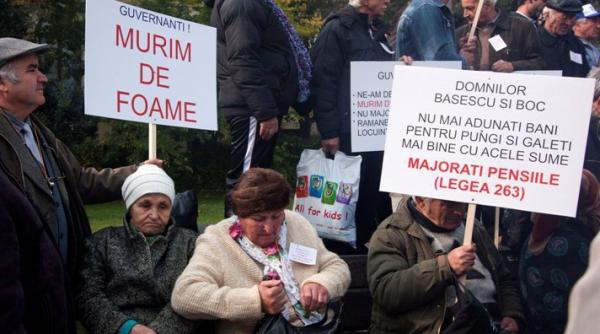 pensionarii protesteaza in fata guvernului nu ne luati dreptul la viata