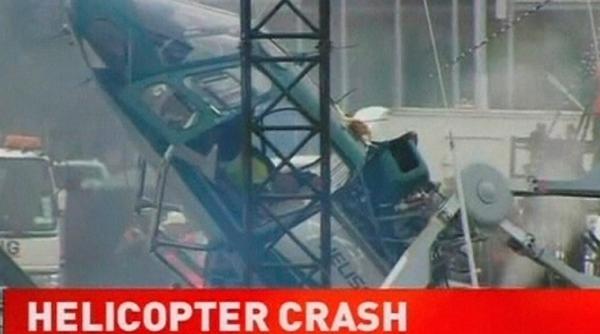 accident spectaculos un elicopter s a prabusit in timp ce incerca sa ridice un pom de craciun video