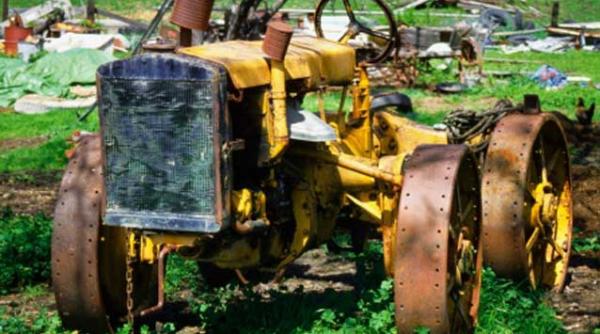 operatiunea prindeti tractorul pe o autostrada din franta un roman a gonit cu bolidul agricol ca sa ajunga in spania
