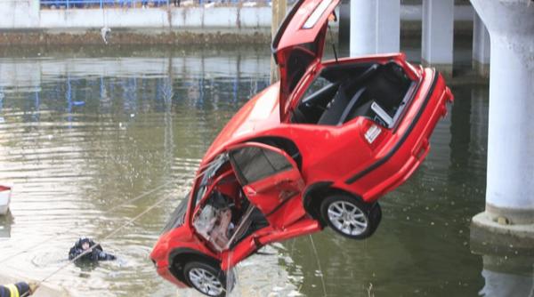 tragedie in capitala o masina s a scufundat in lacul floreasca cel putin o persoana a murit