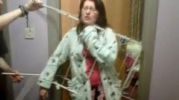 o studenta a fost salvata de pompieri dupa ce s a blocat intr un uscator de rufe video