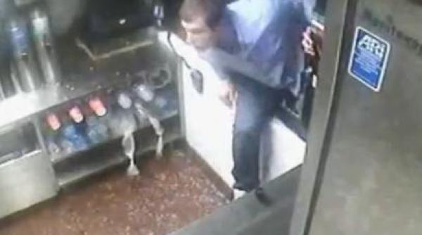 cu foamea nu i de joaca a spart un restaurant ca sa si faca de mancare video