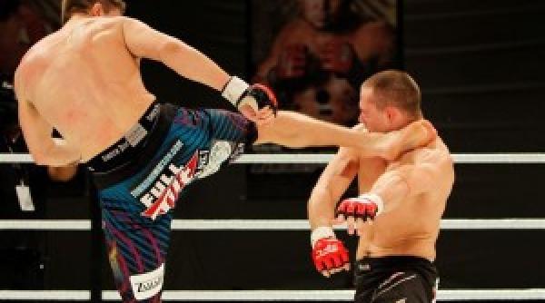 distractie cu ochi umflati un tata isi face knockout fiul video