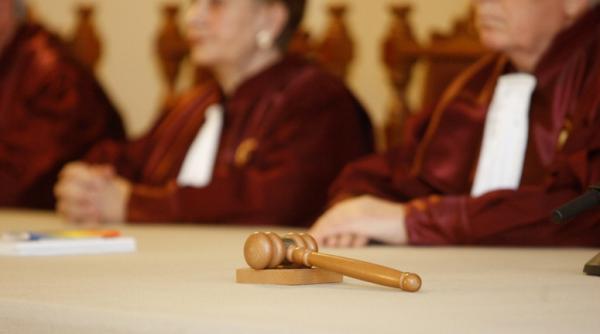 curtea constitutionala a decis plata salariilor restante castigate de bugetari in instanta amanata pana in 2016