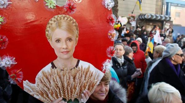 iulia timosenko a implinit 51 de ani sustinatorii au sarbatorit o in fata inchisorii