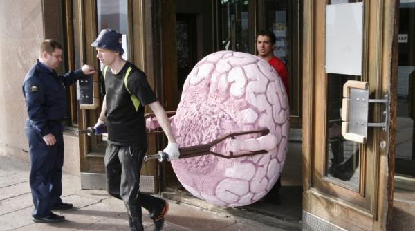 ati intrat vreodata intr o camera si ati uitat de ce iata explicatia stiintifica