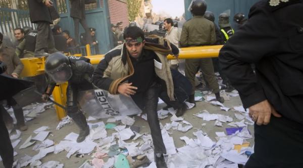 iran manifestantii au atacat o a doua resedinta diplomatica si au confiscat documente de spionaj video