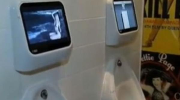 joaca te in timp ce urinezi video