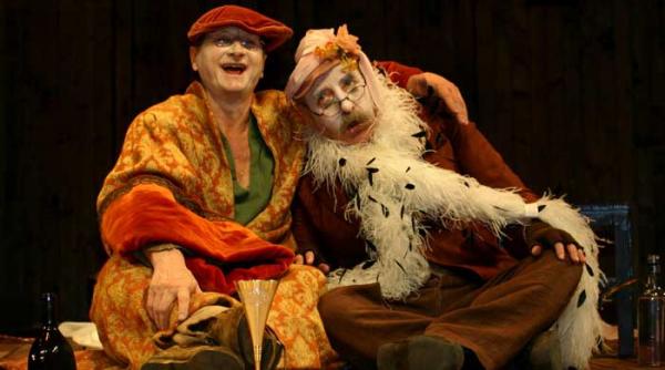 mascariciul cu malaele si urs la poalele tampei