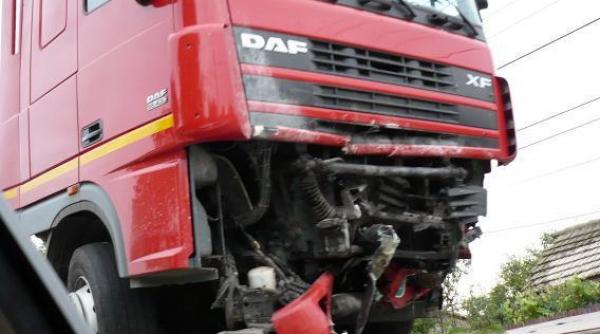 tragedie in mehedinti patru barbati au murit dupa ce masina in care se aflau s a ciocnit violent cu un tir