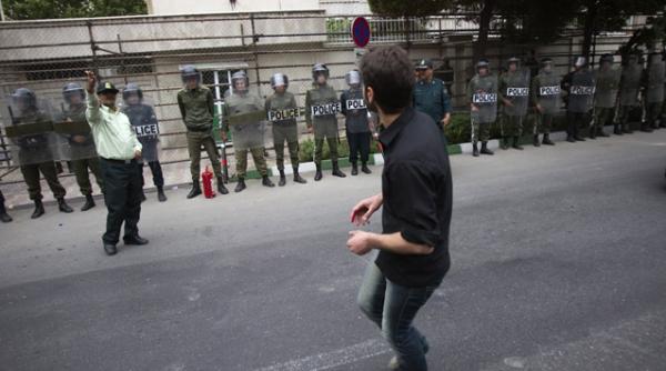 zeci de iranieni au patruns in ambasada marii britanii de la teheran