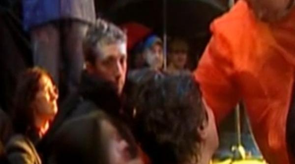 basescu a imbrancit copilul la mitingul din 2004