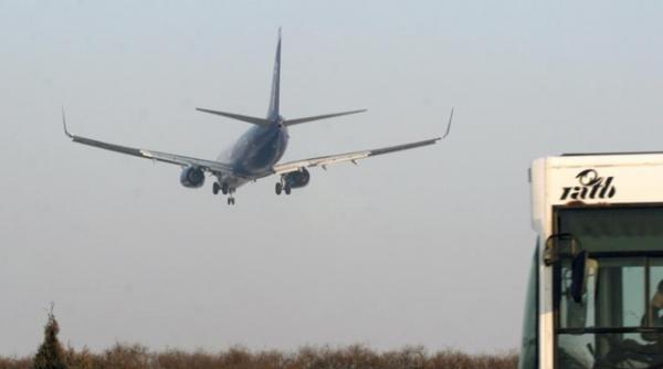 o aeronava cu 157 de pasageri la bord a fost intoarsa pe baneasa dupa ce capota unui motor s a desprins in zbor