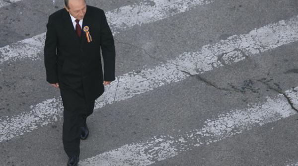 basescu huiduit la parada militara organizata la arcul de triumf