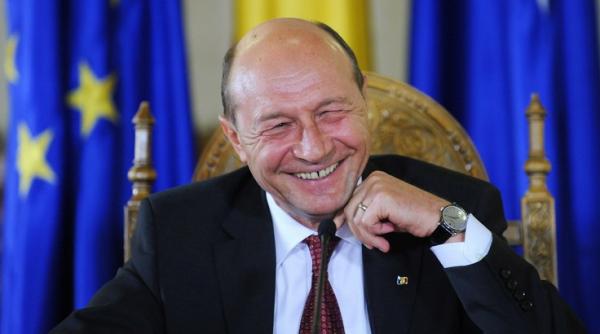 de 1 decembrie traian basescu le ureaza romanilor sanatate bucurie si prosperitate