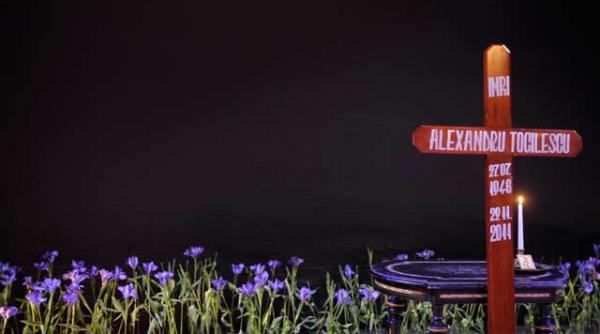 pentru mine a fost ca un al doilea dumnezeu ultim omagiu adus de cei care cu drag ii spuneau marelui regizor toca