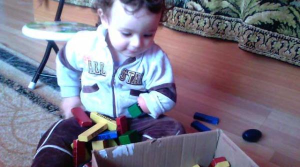 povestea copilului care nu si poate impreuna palmele in rugaciune