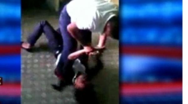 jocul de a bataia se numeste 30 seconds si se desfasoara in toaletele liceelor americane video