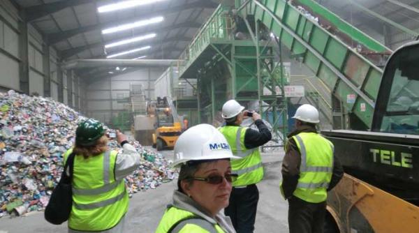 oameni care transforma gunoiul in parcuri