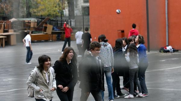 patru eleve au snopit in bataie o colega in fata scolii pentru ca i ar fi furat iubitul uneia dintre ele