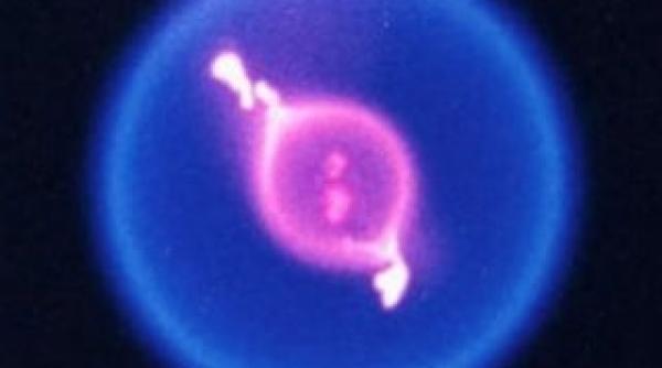 vezi cum se joaca cu focul astronautii de pe statia spatiala internationala video