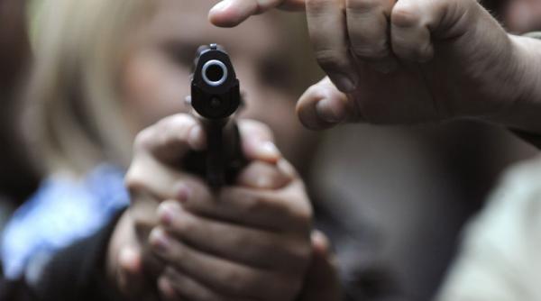 suceava un politist a impuscat un barbat in abdomen dupa ce fusese atacat cu un cutit