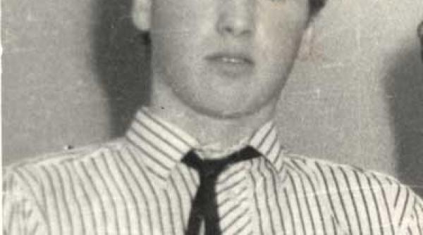 avea o floare in mana si o scrisoare de dragoste la piept