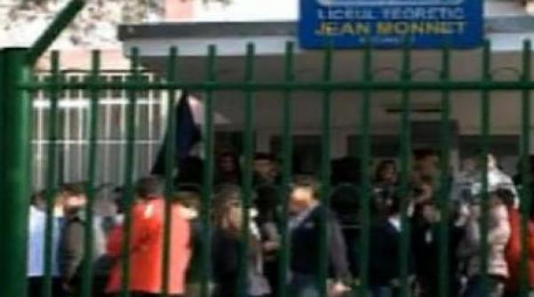 protest spontan la liceul jean monnet dupa ce conducerea institutiei a fost demisa