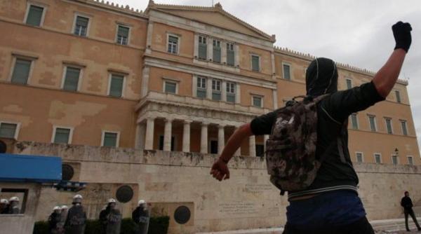 grecia nu vrea in afara zonei euro parlamentarii eleni au adoptat un nou buget de austeritate