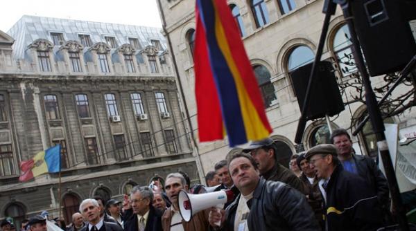 protest cu gaze lacrimogene in piata universitatii sute de revolutionari cer demisia guvernului si alegeri anticipate