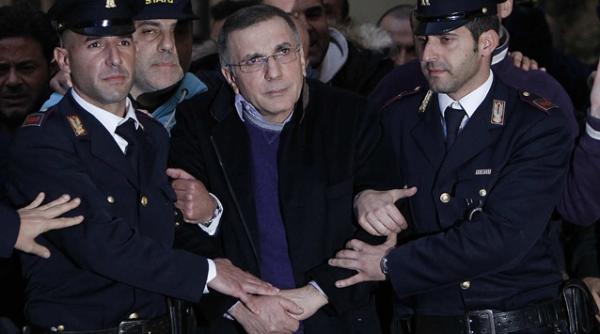 seful uneia dintre cele mai de temut organizatii ale camorrei prins de carabinieri intr un buncar