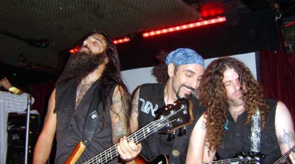 trupa orphaned land din israel canta in biserica