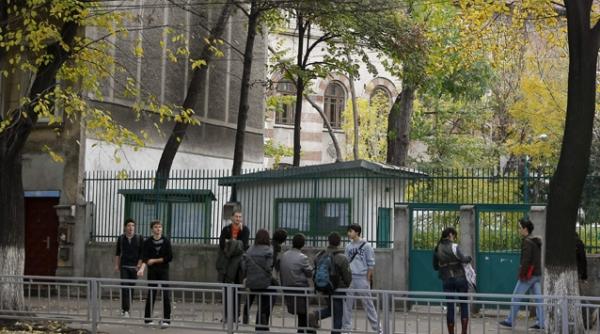 chiulul materia de baza in licee elevii bucuresteni au avut 1 4 milioane de absente in primul semestru