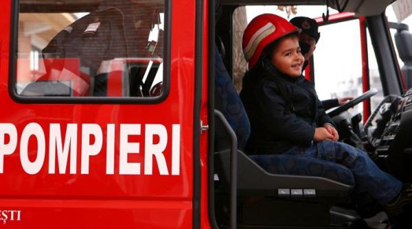 elevi transportati la scoala cu masina de pompieri