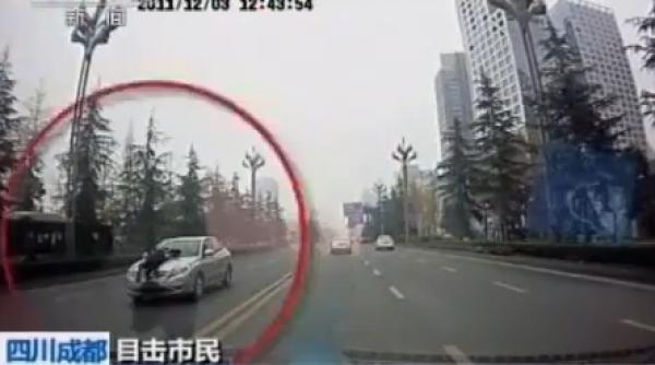 politist purtat 5 km pe capota unei masini de un taximetrist nebun video