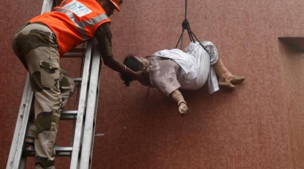 revoltator medicii si au abandonat pacientii intr un incendiu izbucnit la un spital din calcutta