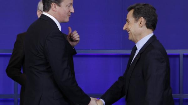 sarkozy l a lasat pe david cameron cu mana intinsa video
