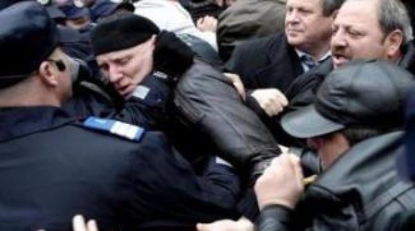 revolutionarii s au imbrancit cu fortele de ordine in piata victoriei