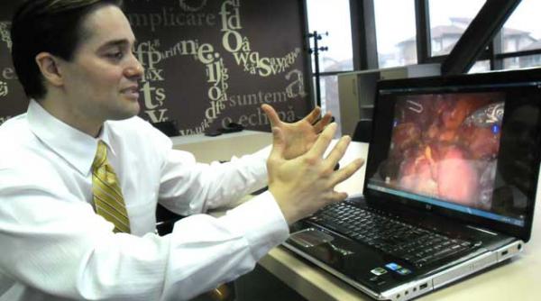 un medic roman face in statele unite chirurgie computerizata