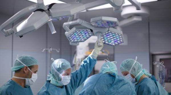 premiera medicala operatie pentru stoparea crizelor de epilepsie in cazul unei fete de 16 ani