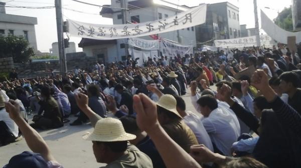 revolta fara precedent in china un orasel de 10 000 de locuitori a alungat toate oficialitatile si s a baricadat video