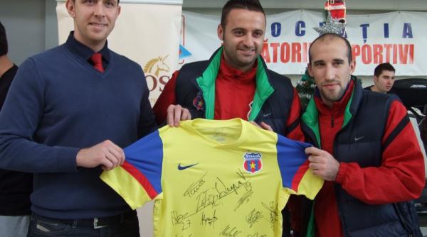 tragerea la sorti pentru liga europa i a prins pe stelisti impartind cozonaci juniorilor