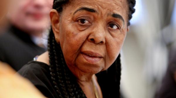indragita cantareata cesaria evora a murit