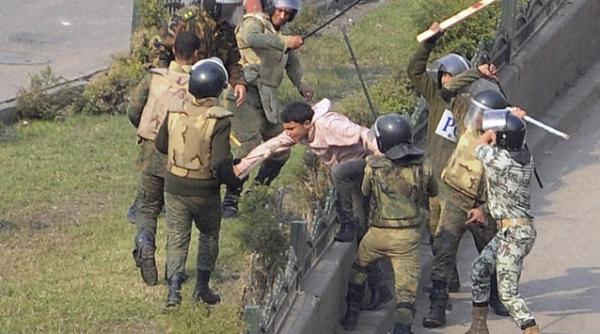 noi confruntari violente in piata tahrir din cairo cel putin sapte morti si sute de raniti