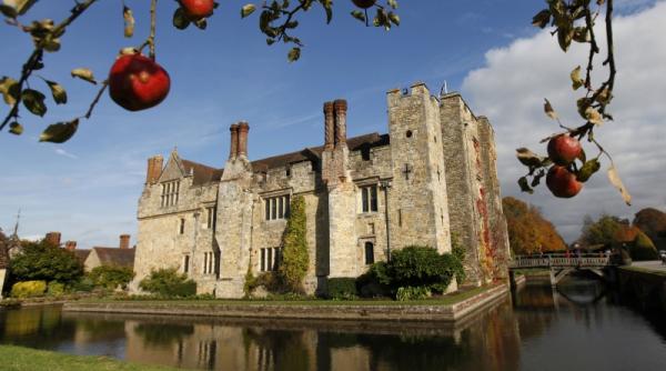 sute de mere au cazut din cer peste un orasel din anglia simulare video