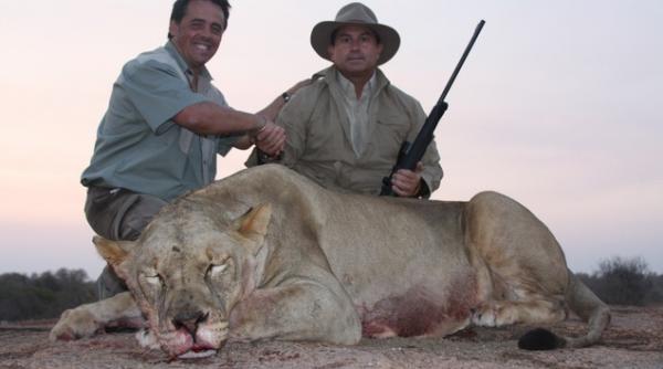 interviu cu aitor esquichabel omul care vaneaza elefanti cu arcul si vorbeste cu cainele pe internet