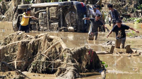 morgile nu mai primesc morti in zonele inundate din filipine bilantul a ajuns la 700 de decedati si probabil 800 de disparuti