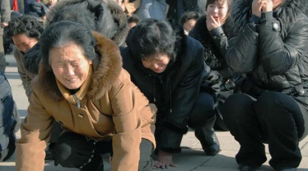 nord coreenii coplesiti de moartea liderului lor oamenii urla de durere si plang in hohote pe strazi video